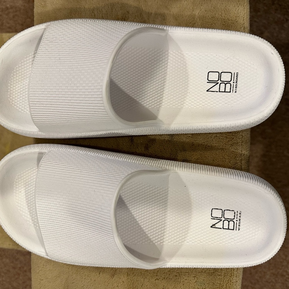 No Boundaries pillow slides, white, size 7